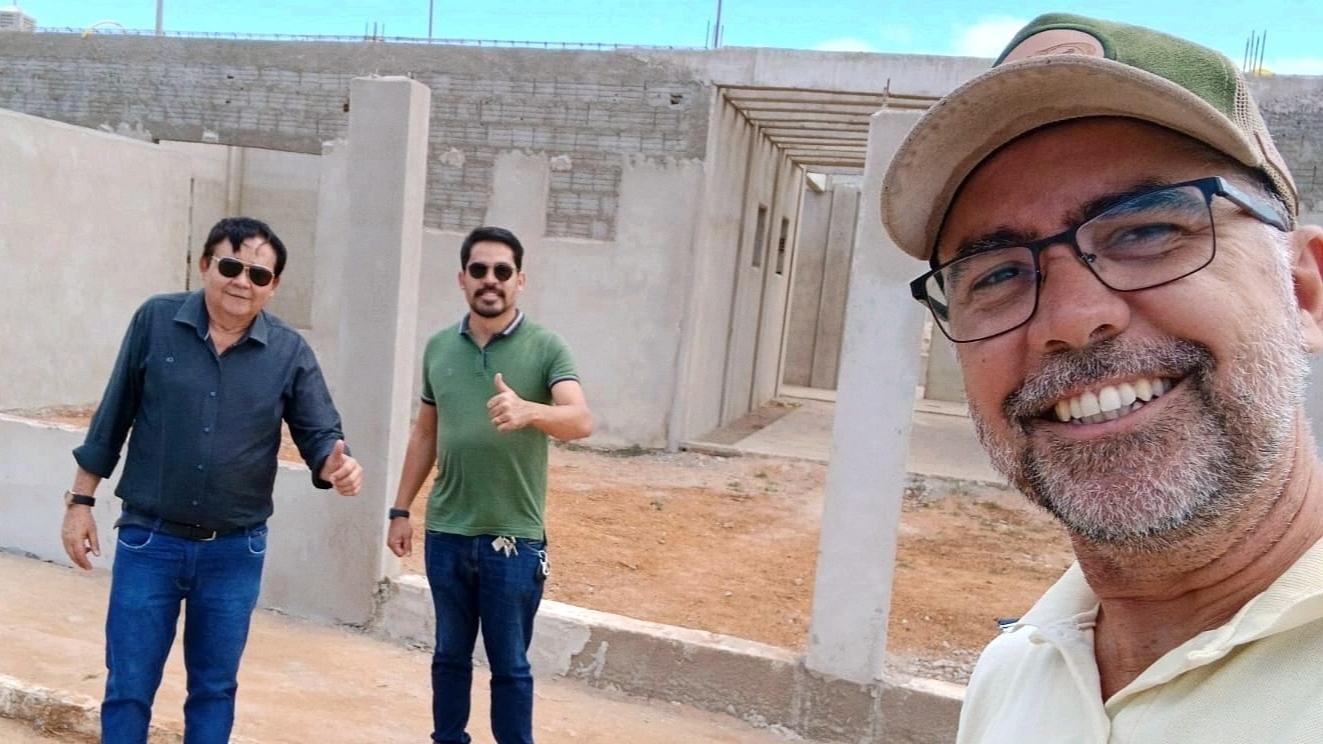 Prefeito Vicente Fialho visita obras...