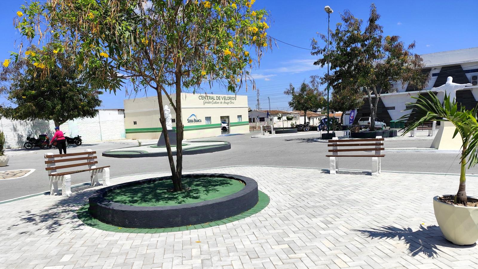 Prefeitura de Serra Branca entrega revitalização de praça localizada em frente ao cemitério público