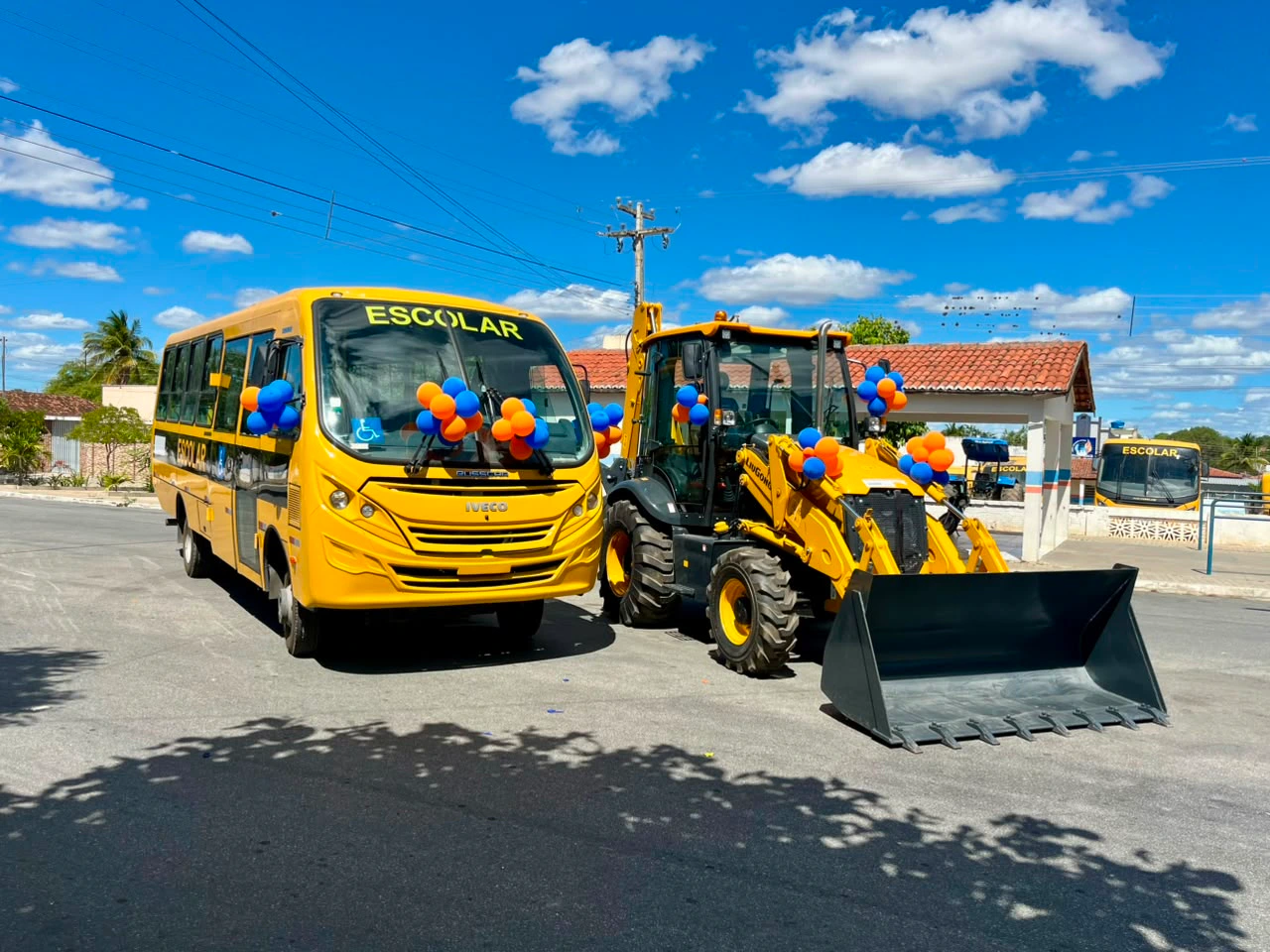 Frota municipal ganha novo micro-ônibus para a Educação e retroescavadeira para a Agricultura
