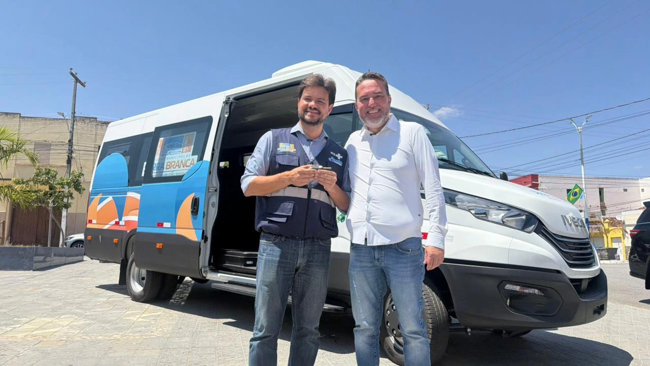 Saúde de Serra Branca ganha nova van com 21 lugares para transporte de pacientes