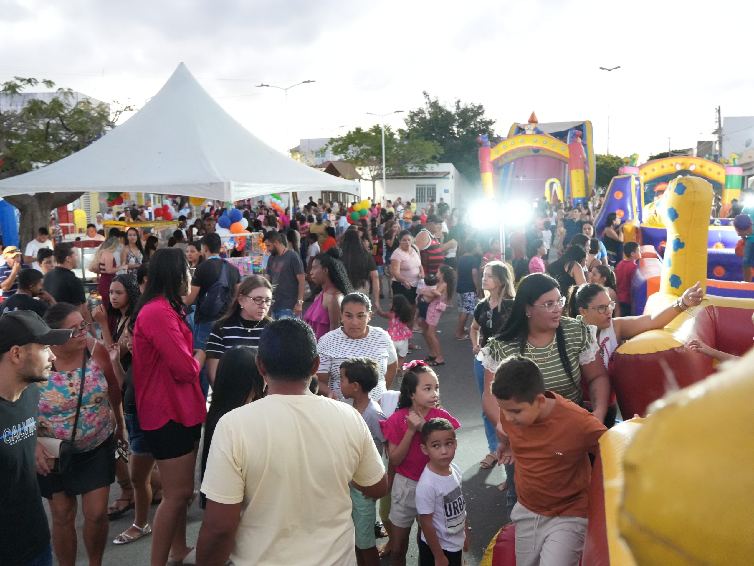 Prefeito Alexandre abre Semana das Crianças com a distribuição de mais de mil brinquedos em Serra Branca