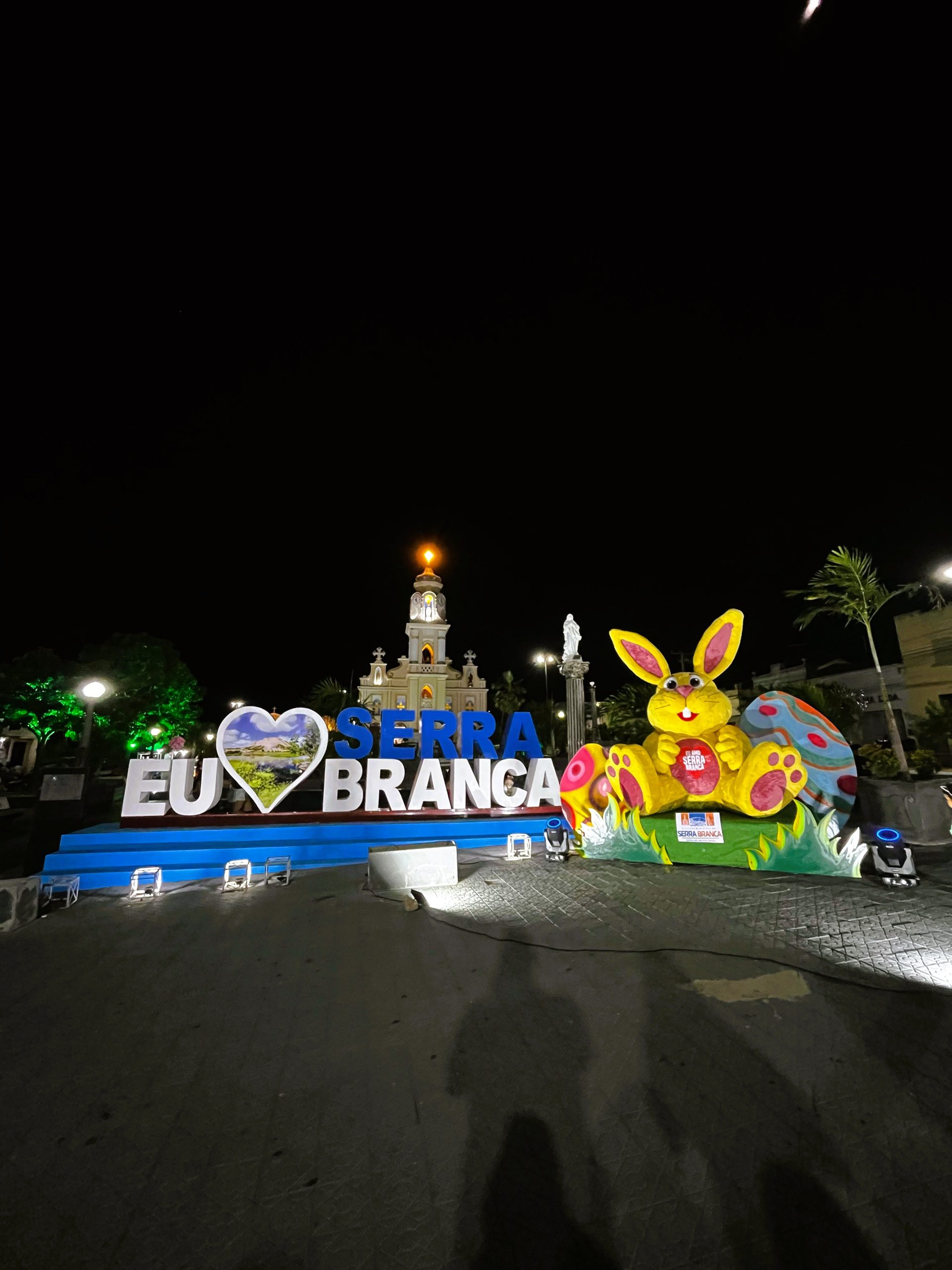 Prefeitura de Serra Branca celebra a Páscoa com decoração especial na praça central.