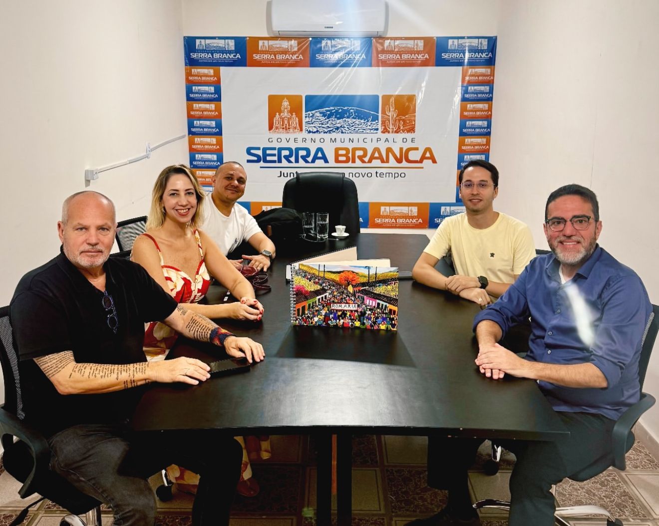 Diretor Jayme Monjardim conhece potencial cultural e turístico de Serra Branca para produção audiovisual