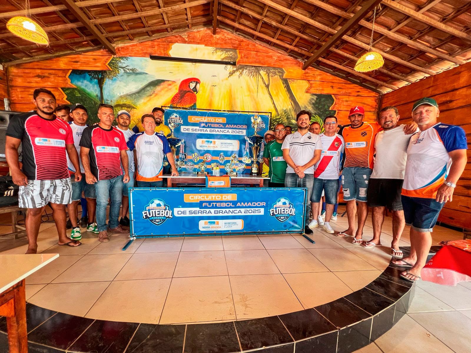 Circuito de Futebol de Serra Branca: equipes recebem novos padrões em ação da Prefeitura