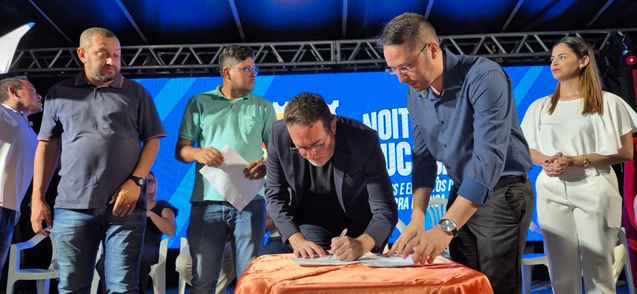 Serra Branca celebra a educação em noite especial e prefeito Alexandre anuncia novos investimentos com assinatura de ordens de serviço
