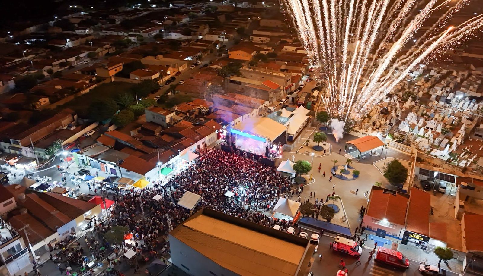 Leidinha Santos, Juarez e Raphaela Santos levam multidão à segunda noite de shows em Serra Branca