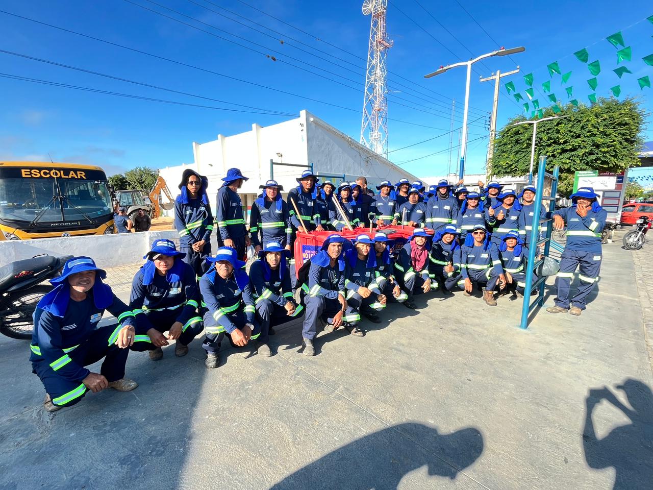 Prefeitura de Serra Branca entrega novos fardamentos aos agentes de limpeza urbana